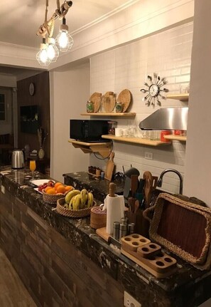 Sebuah peti sejuk di kawasan bersama