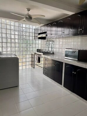 Een koelkast, een magnetron, een oven, een kookplaat