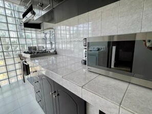 Een koelkast, een magnetron, een oven, een kookplaat