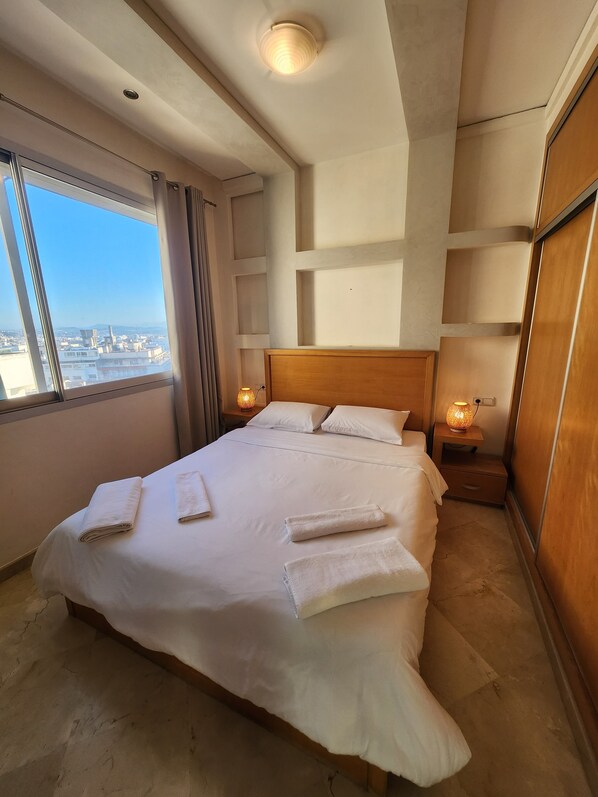 3 bedrooms, desk, iron/ironing board, free WiFi - Tangier 3BR Hypercenter Apt: Prime Location, Modern Comforts, Stunning Views (Tanger)