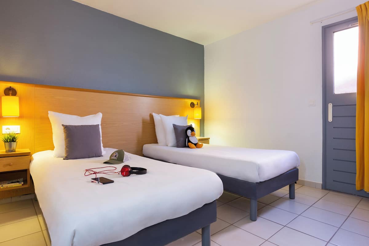 Laptop workspace, free cots/infant beds, free WiFi, bed sheets