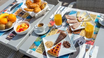 Desayuno buffet (EUR 25 por persona)