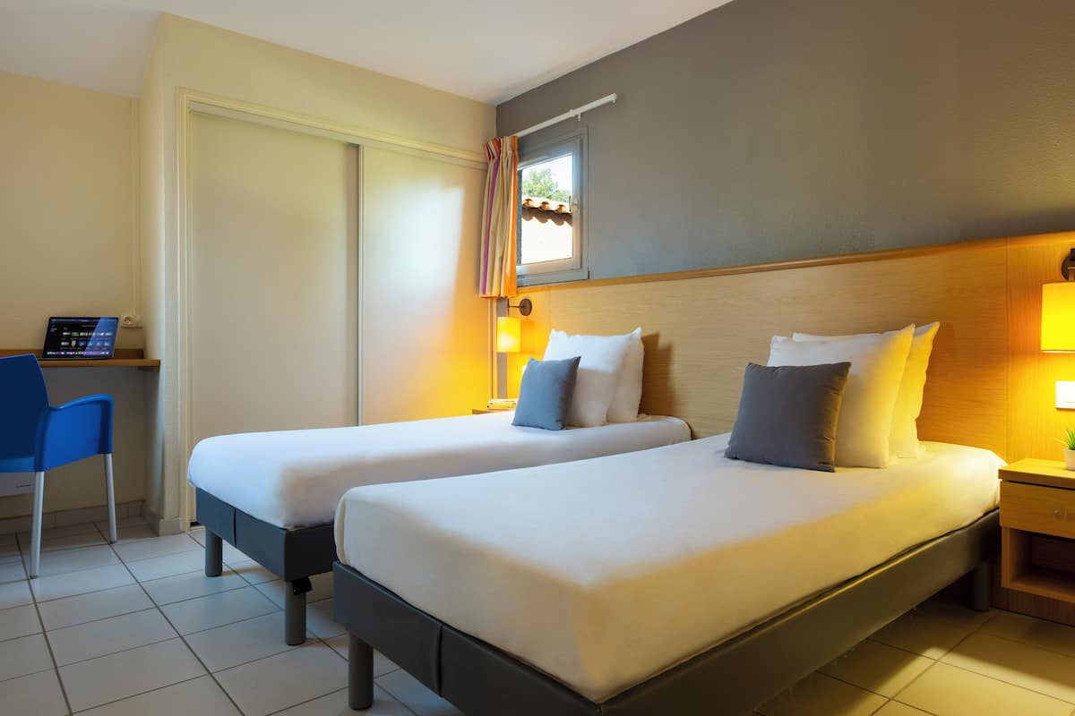 Laptop workspace, free cots/infant beds, free WiFi, bed sheets