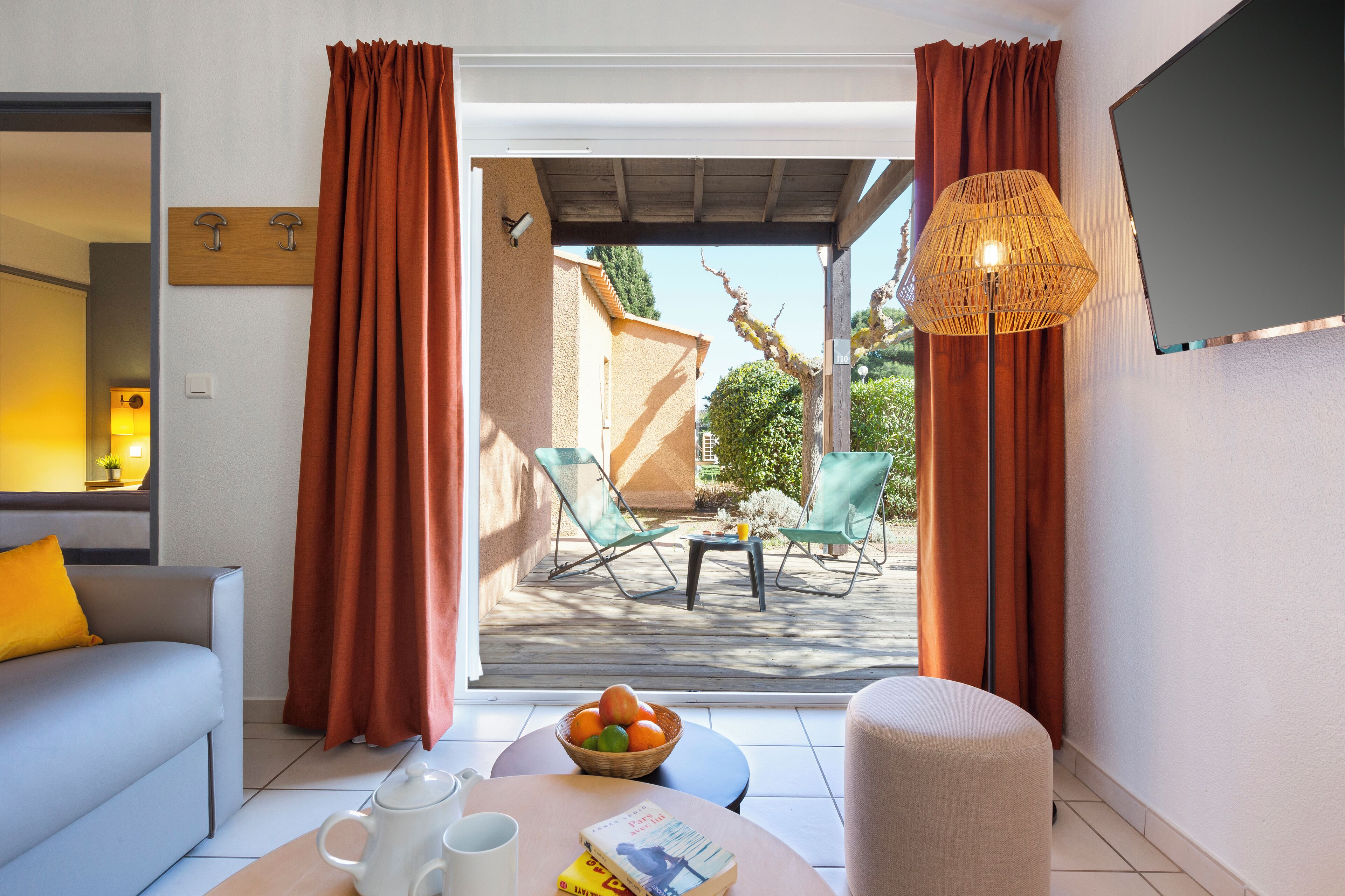 Televisión de pantalla plana de 80 cm con canales vía satélite 