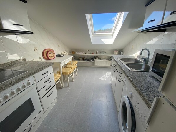 Kylskåp, mikrovågsugn, ugn och spishäll