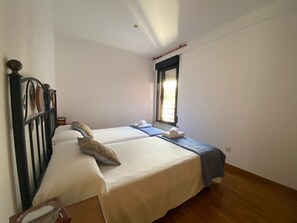 3 sovrum, strykjärn/strykbräda, resesäng och sängkläder