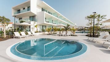 2 outdoor pools