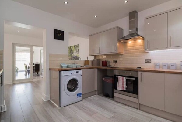 Private kitchen - ⭐ Airport Reach: 4 Bedroom House with Garden ⭐ Self Catering (Southend-on-Sea)