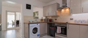 ⭐ Airport Reach: 4 Bedroom House with Garden ⭐ Self Catering