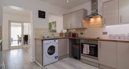 ⭐ Airport Reach: 4 Bedroom House with Garden ⭐ Self Catering