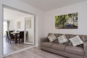 Living area - ⭐ Airport Reach: 4 Bedroom House with Garden ⭐ Self Catering (Southend-on-Sea)