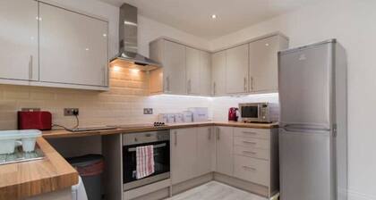 â Airport Reach: 4 Bedroom House with Garden â Self Catering