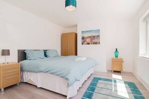 4 bedrooms, iron/ironing board, WiFi, bed sheets - ⭐ Airport Reach: 4 Bedroom House with Garden ⭐ Self Catering (Southend-on-Sea)