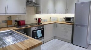 Private kitchen - ⭐ Airport Reach: 4 Bedroom House with Garden ⭐ Self Catering (Southend-on-Sea)