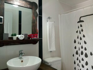 Shower, towels, soap, shampoo - A few steps from the Alcázar de Colón!, Cozy apartment in Santa Bárbara (2-2) (Santo Domingo)