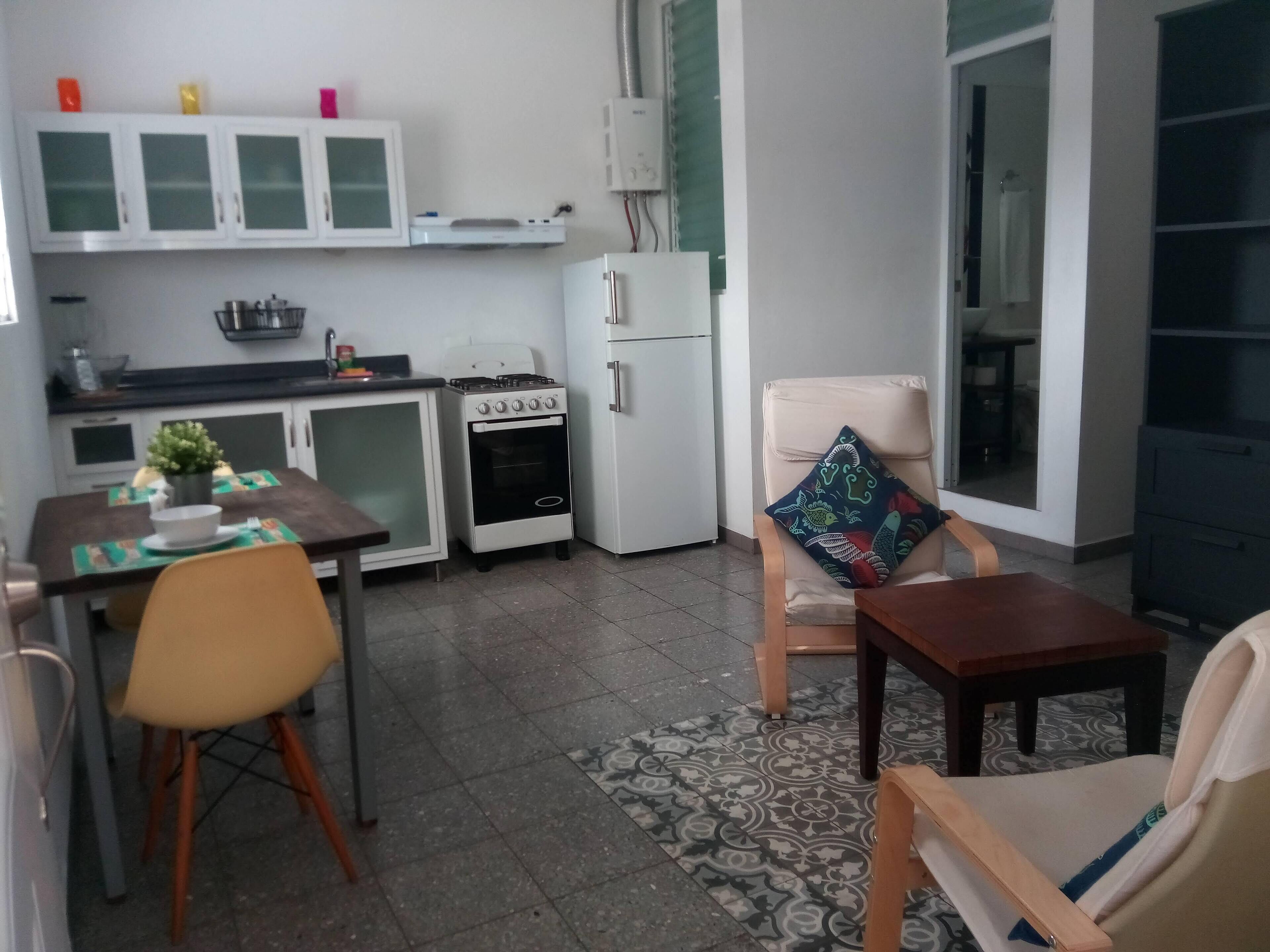 Frigorífico, horno, placa de cocina y cafetera o tetera