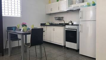 Fridge, oven, stovetop, coffee/tea maker