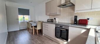 Rayleigh House: Modern 3 Bedroom House with Garden 

