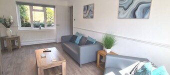 Rayleigh House: Modern 3 Bedroom House with Garden 

