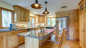 Fridge, microwave, stovetop, dishwasher