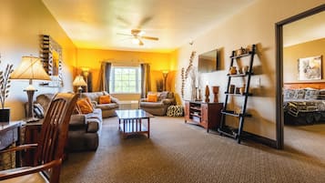 Suite – signature, 1 kingsize-seng med sovesofa | Oppholdsområde | En 32-tommers LCD-TV med kabel-kanaler