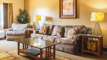 Suite Signature, 1 très grand lit et 1 canapé-lit | Aire de séjour | Téléviseur ACL de 32 po avec télévision par câble