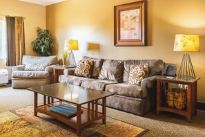 特色套房, 1 張特大雙人床和 1 張沙發床 | 起居區 | 32-吋 LCD 液晶電視，提供有線頻道