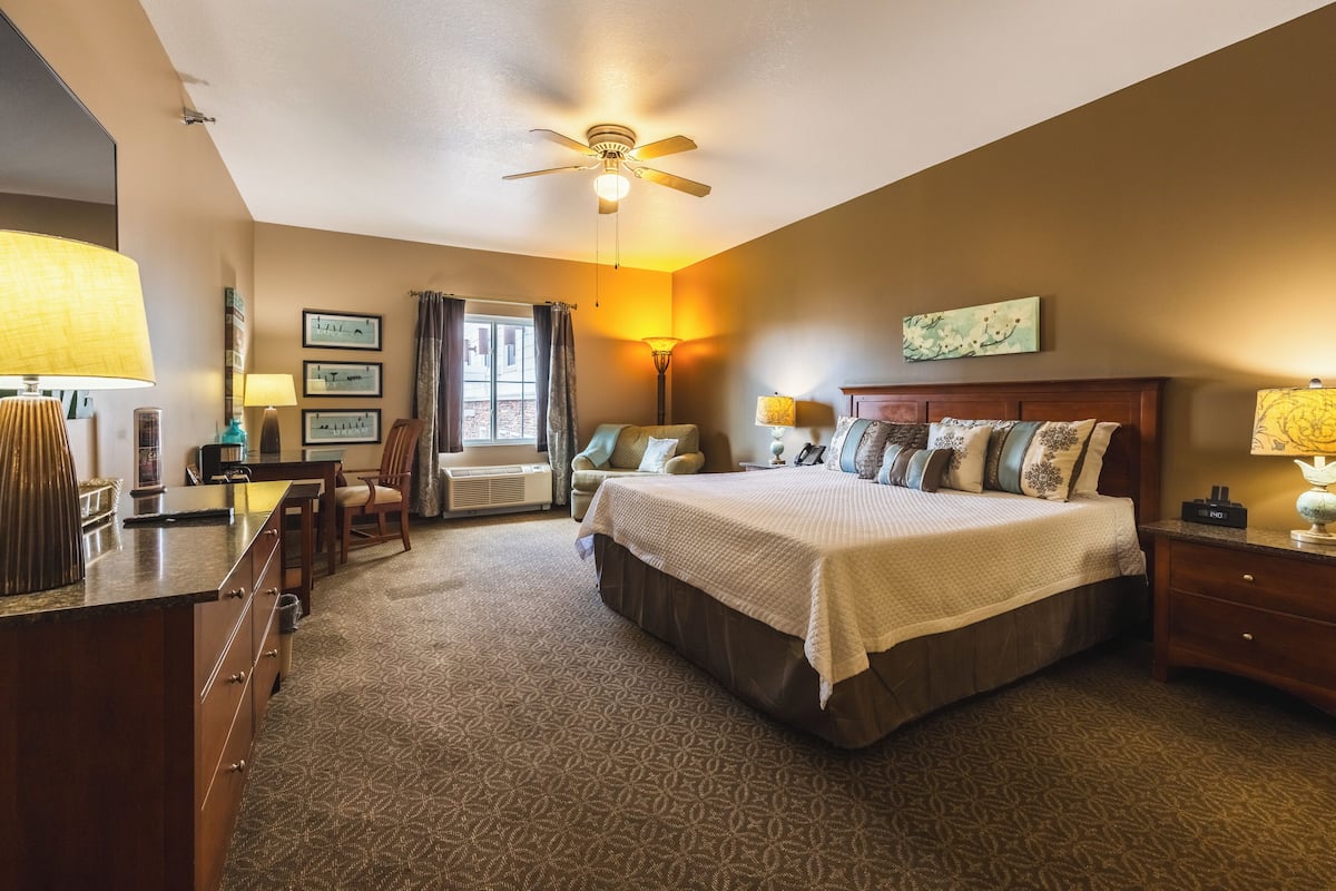 Romantisk suite, 1 kingsize-seng med sovesofa | Individuelt dekorert, individuelt innredet og skrivebord