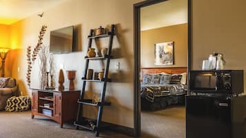 Signature Suite, 1 King Bed with Sofa bed | Living area | 32-inch LCD TV with cable channels