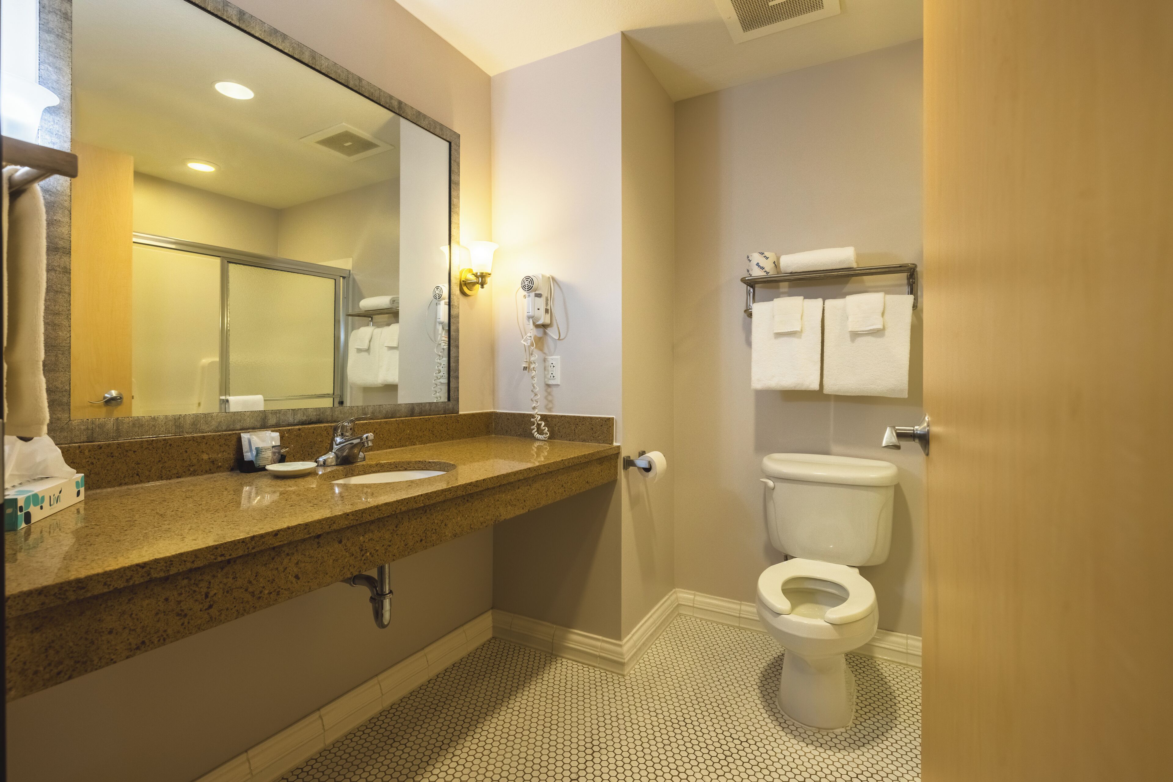 Doccia, set di cortesia gratuito, asciugacapelli, asciugamani