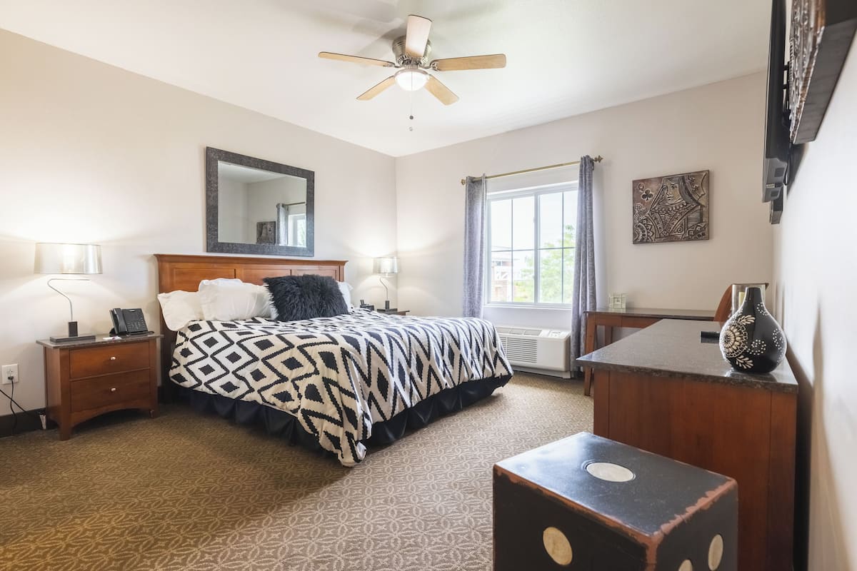 Suite – signature, 1 kingsize-seng med sovesofa | Individuelt dekorert, individuelt innredet og skrivebord