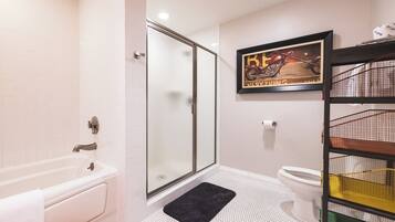 特色套房, 1 张特大床和 1 张沙发床 | 浴室 | 免费洗浴用品、吹风机、毛巾、肥皂