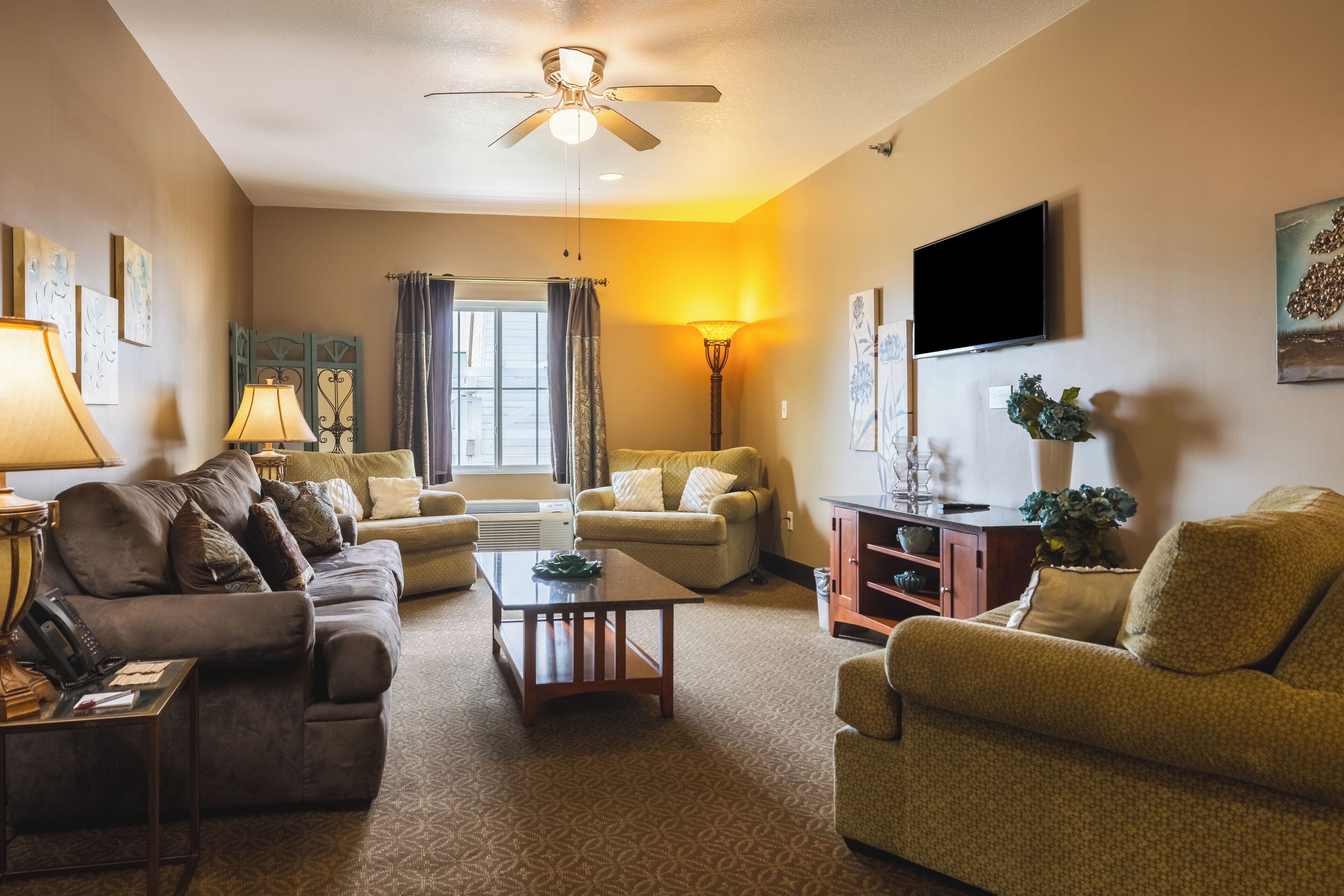 浪漫套房, 1 张特大床和 1 张沙发床 | 起居区 | 32-英寸液晶电视（配备有线频道）