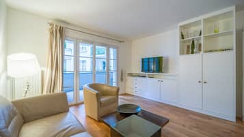 Televisie, een dvd-speler en een stereo