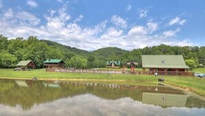 하우스, 킹사이즈침대 1개 및 소파베드 (Lover's Hideaway #1616) | 외관