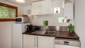 A compact kitchen with a microwave, toaster, sink, and dishwasher. - Bungalow U Prato - 100m de la mer (Lumio)