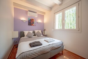 4 bedrooms, iron/ironing board, free WiFi, bed sheets