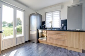 Fridge, microwave, oven, dishwasher - Gite de l'Oie - Maison avec grand jardin (Bichancourt)