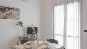 อพาร  ์ทเมนท์, 2 ห้องนอน, ระเบียง | ร้านอาหาร
