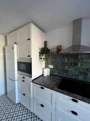 Fridge, microwave, oven, coffee/tea maker