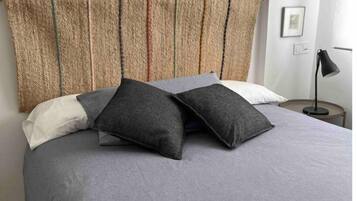 3 slaapkamers, een bureau, een strijkplank/strijkijzer, reisbedje