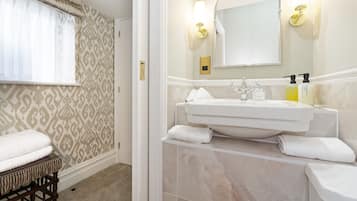 Habitación estándar, 1 cama matrimonial | Baño | Regadera, amenidades de baño de diseñador, secadora de cabello, toallas