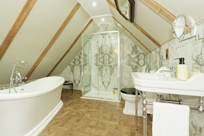 Superior Room, 1 King Bed | Bathroom - Old Town House by Ezestays (Margate)