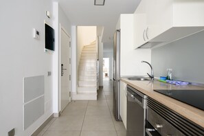 Dúplex | Cocina privada | Frigorífico, microondas, horno y placa de cocina