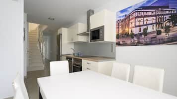 3 habitaciones y espacio para trabajar con laptop