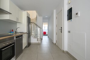 Triplex | Cocina privada | Frigorífico, microondas, horno y placa de cocina