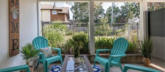 Bright and beautiful 2 bedroom minutes to ocean & shopping 