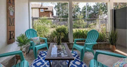 Bright and beautiful 2 bedroom minutes to ocean & shopping