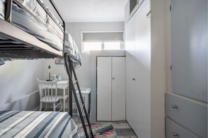 2 quartos, ferros/tábuas de passar roupa, berço de viagem