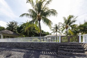 Property grounds - Villa Amani Vacation Beach House (Dumaguete City)